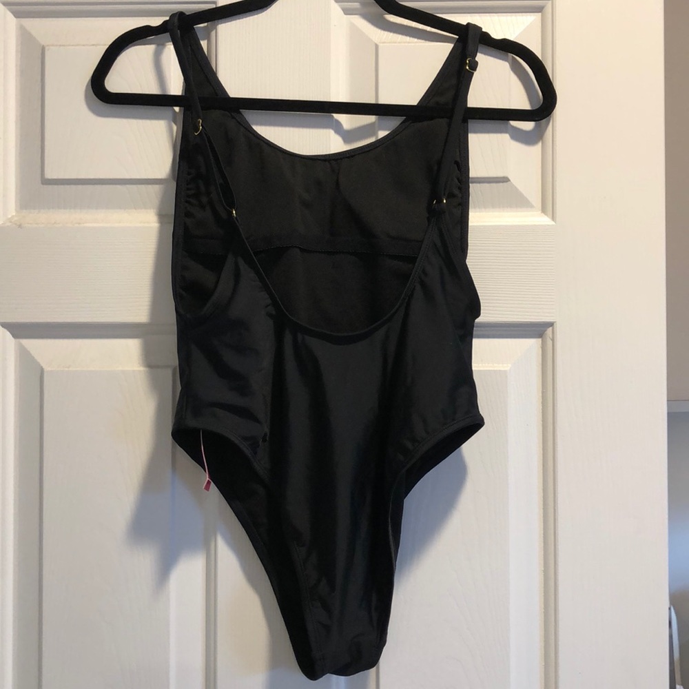 One piece - Picture 2 of 2